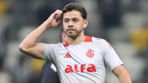Oscar Romero jogador do Internacional durante aquecimento antes da partida contra o Atletico-MG no estadio Arena MRV pelo campeonato Brasileiro A 2025. Foto: Gilson Lobo/AGIF
