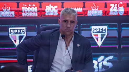 BA – SALVADOR – 07/12/2025 – BRASILEIRO A 2025, VITORIA X SAO PAULO – Crespo tecnico do Vitoria durante coletiva contra o Sao Paulo no estadio Barradao pelo campeonato Brasileiro A 2025. Foto: Marcio Jose/AGIF