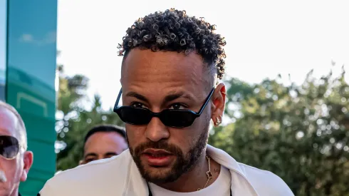 Neymar durante embarque para a partida contra o Juventude. Foto: Léo Piva/ Santos FC.