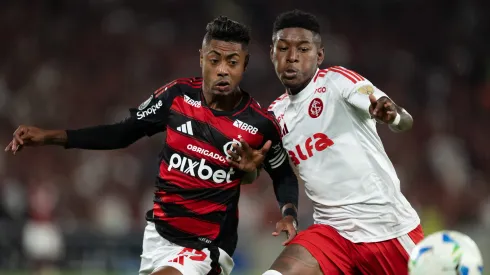 RJ – RIO DE JANEIRO – 13/08/2025 – COPA LIBERTADORES 2025, FLAMENGO X INTERNACIONAL – Bruno Henrique jogador do Flamengo disputa lance com Vitao jogador do Internacional durante partida no estadio Maracana pelo campeonato Copa Libertadores 2025. Foto: Jorge Rodrigues/AGIF