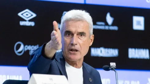 Luís Castro durante coletiva de apresentação