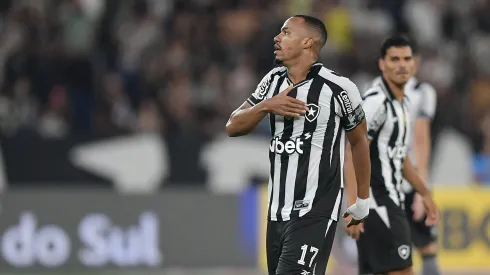 RJ – RIO DE JANEIRO – 04/06/2025 – BRASILEIRO A 2025, BOTAFOGO X CEARA – Marlon Freitas jogador do Botafogo comemora seu gol durante partida contra o Ceara no estadio Engenhao pelo campeonato Brasileiro A 2025. Foto: Thiago Ribeiro/AGIF