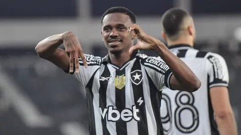 Jeffinho jogador do Botafogo comemora seu gol durante partida contra o Bahia no estadio Engenhao pelo campeonato Brasileiro A 2025. Foto: Thiago Ribeiro/AGIF