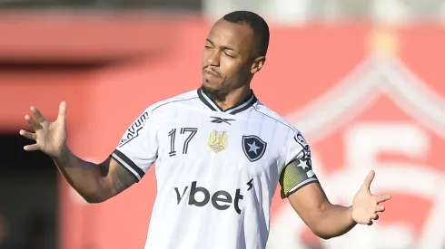 BA – SALVADOR – 09/11/2025 – BRASILEIRO A 2025, VITORIA X BOTAFOGO – Marlon Freitas jogador do Botafogo durante partida contra o Vitoria no estadio Barradao pelo campeonato Brasileiro A 2025. Foto: Jhony Pinho/AGIF