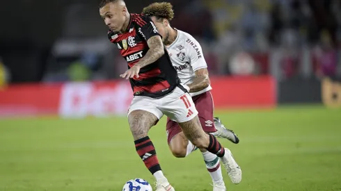 Everton Cebolinha, jogador do Flamengo, disputa lance com Guga jogador do Fluminense durante partida no estadio Maracana pelo campeonato Brasileiro A 2025. Foto: Alexandre Loureiro/AGIF