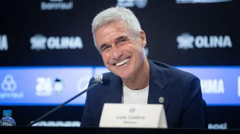 RS – PORTO ALEGRE – 22/12/2025 – GREMIO, APRESENTACAO DE LUIS CASTRO – Luis Castro fala aos jornalista durante sua apresentacao oficial como tecnico do Gremio em coletiva de imprensa realizada no Arena do Gremio. Foto: Maxi Franzoi/AGIF