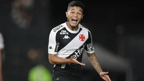 Adson em ação pelo Vasco – Foto: Thiago Ribeiro/AGIF