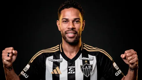 Renan Lodi já posou com a camisa do Atlético-MG. Foto: Divulgação/Atlético