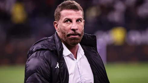 Pedrinho fechou saída do Vasco.