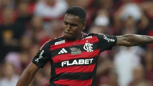 Evertton Araújo, volante do Flamengo em partida pelo campeonato brasileiro (Foto: Lucas Figueiredo/Getty Images)