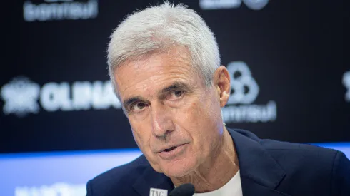 Luis Castro fala aos jornalista durante sua apresentacao oficial como técnico do Grêmio em coletiva de imprensa realizada no Arena do Gremio. Foto: Maxi Franzoi/AGIF
