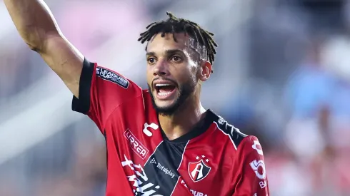 Matheus Dória, zagueiro do Atlas em partida pelo campeonato mexicano (Foto: Megan Briggs/Getty Images)