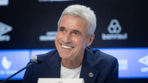 RS – PORTO ALEGRE – 22/12/2025 – GREMIO, APRESENTACAO DE LUIS CASTRO – Luis Castro fala aos jornalistas durante sua apresentacao oficial como tecnico do Gremio em coletiva de imprensa realizada no Arena do Gremio. Foto: Maxi Franzoi/AGIF