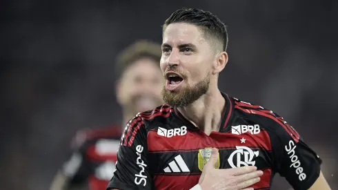 RJ – RIO DE JANEIRO – 22/11/2025 – BRASILEIRO A 2025, FLAMENGO X BRAGANTINO – Jorginho jogador do Flamengo comemora seu gol durante partida contra o Bragantino no estadio Maracana pelo campeonato Brasileiro A 2025. Foto: Alexandre Loureiro/AGIF