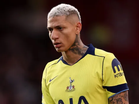 Richarlison marca duas vezes, mas gols anulados por centímetros viralizam