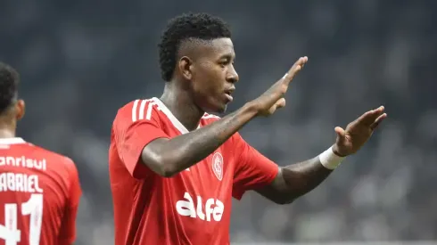 Vitão, zagueiro do Inter em partida pelo campeonato brasileiro (Foto: Ricardo Duarte / Internacional)