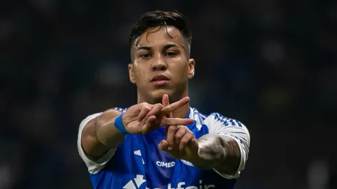 MG – BELO HORIZONTE – 04/05/2025 – BRASILEIRO A 2025, CRUZEIRO X FLAMENGO – Kaio Jorge jogador do Cruzeiro comemora seu gol durante partida contra o Flamengo no estadio Mineirao pelo campeonato Brasileiro A 2025.