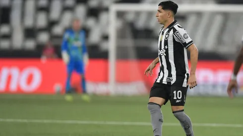 RJ – RIO DE JANEIRO – 01/10/2025 – BRASILEIRO A 2025, BOTAFOGO X BAHIA – Savarino jogador do Botafogo durante partida contra o Bahia no estadio Engenhao pelo campeonato Brasileiro A 2025. Foto: Thiago Ribeiro/AGIF