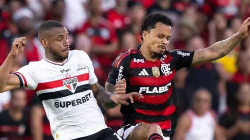 RJ – RIO DE JANEIRO – 12/07/2025 – BRASILEIRO A 2025, FLAMENGO X SAO PAULO – Allan jogador do Flamengo disputa lance com Andre Silva jogador do Sao Paulo durante partida no estadio Maracana pelo campeonato Brasileiro A 2025.
