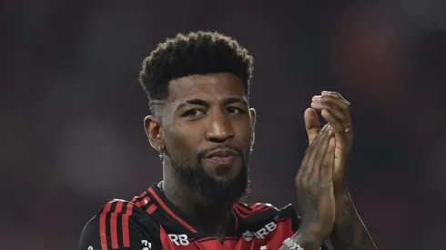 Emerson Royal em campo pelo Fla.