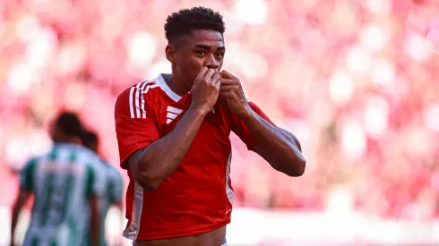 Victor Gabriel em ação pelo Internacional – Foto: Maxi Franzoi/AGIF