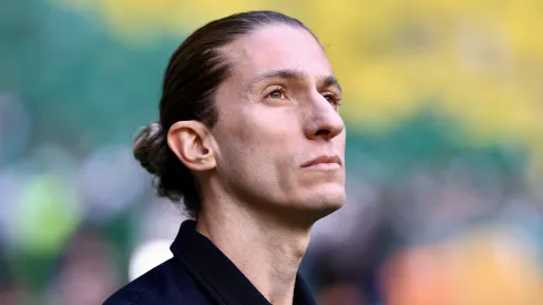 Filipe Luís vai quebrando recordes.