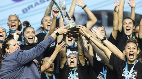 Santos com a taça da Série A2 do Brasileiro Feminino – Foto: Reinaldo Campos/Santos F.C