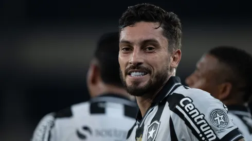 Alex Telles jogador do Botafogo comemora seu gol durante partida contra o Vasco no estádio Engenhão pelo campeonato Brasileiro A 2025.