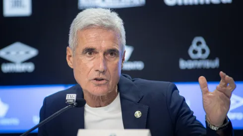 RS – PORTO ALEGRE – 22/12/2025 – GREMIO, APRESENTACAO DE LUIS CASTRO – Luis Castro fala aos jornalista durante sua apresentacao oficial como tecnico do Gremio em coletiva de imprensa realizada no Arena do Gremio. Foto: Maxi Franzoi/AGIF