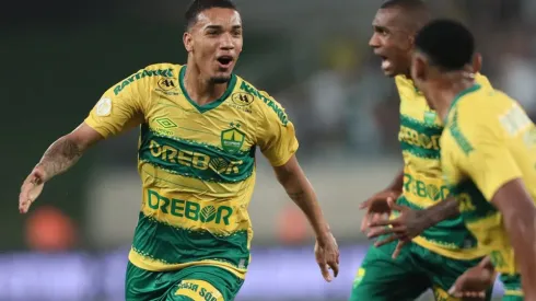 MT – CUIABA – 02/07/2023 – BRASILEIRO A 2023, CUIABA X SANTOS – Denilson jogador do Cuiaba comemora seu gol durante partida contra o Santos no estadio Arena Pantanal pelo campeonato Brasileiro A 2023. Foto: Gil Gomes/AGIF