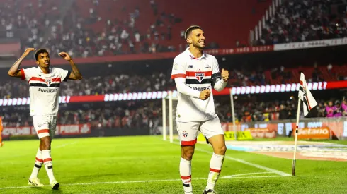 SP – SAO PAULO – 30/06/2024 – BRASILEIRO A 2024, SAO PAULO X BAHIA – Calleri jogador do Sao Paulo comemora seu gol de Luciano com Luiz Gustavo jogador da sua equipe durante partida contra o Bahia no estadio Morumbi pelo campeonato Brasileiro A 2024. Foto: Marco Miatelo/AGIF