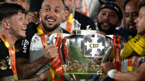 RJ – RIO DE JANEIRO – 21/12/2025 – COPA DO BRASIL 2025, VASCO X CORINTHIANS – Maycon jogador do Corinthians levanta a taca de campeao durante cerimonia de premiacao ao final da partida contra o Vasco no estadio Maracana pela decisao do campeonato Copa Do Brasil 2025. Foto: Jorge Rodrigues/AGIF