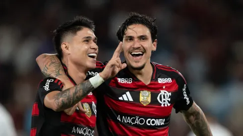 Luiz Araujo jogador do Flamengo comemora seu gol com Pedro jogador da sua equipe