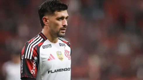 Arrascaeta com o uniforme II do Flamengo – Foto: Maxi Franzoi/AGIF