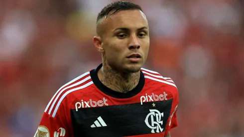 Atacante tem o futuro incerto – Foto: Buda Mendes/Getty Images.