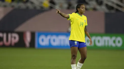 Geyse com a camisa da Seleção Brasileira Feminina – Foto: Leandro Lopes/CBF