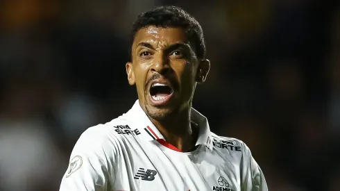 Luiz Gustavo, volante do São Paulo em partida pelo campeonato brasileiro (Foto: Pedro H. Tesch/Getty Images)