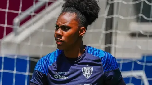 Mary Camilo com a camisa do Independiente del Valle. Foto: Sabi Balseca/Dragonas
