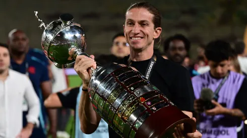 Filipe Luís chega a sete conquistas e se aproxima de