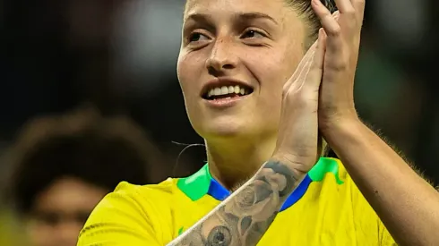 Isa Haas com a camisa da seleção. Foto: Fabio Giannelli/AGIF