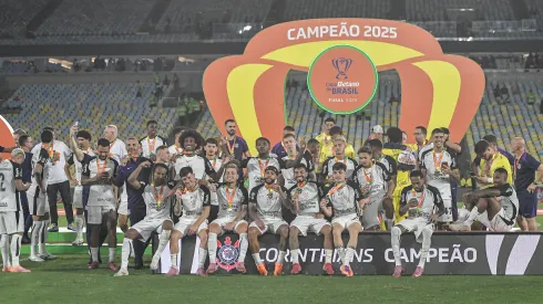 Jogadores do Corinthians comemoram título de campeão após partida contra o Vasco. Foto: Thiago Ribeiro/AGIF
