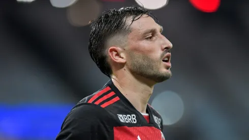 Lateral Viña chegou ao Flamengo com altas expectativas. Foto: Thiago Ribeiro/AGIF