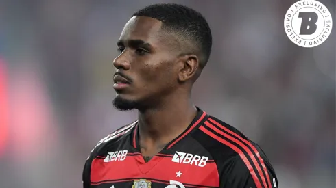 Evertton Araújo leva vantagem sobre volantes gremistas. Foto: Thiago Ribeiro/AGIF