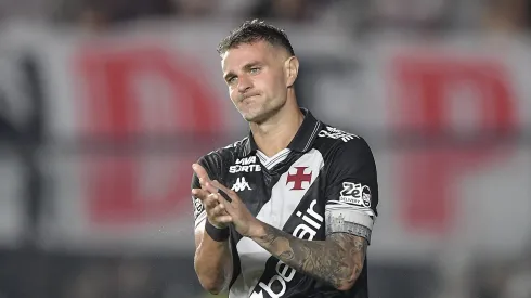 RJ – RIO DE JANEIRO – 02/11/2025 – BRASILEIRO A 2025, VASCO X SAO PAULO – Vegetti jogador do Vasco durante partida contra o Sao Paulo no estadio Sao Januario pelo campeonato Brasileiro A 2025. Foto: Thiago Ribeiro/AGIF