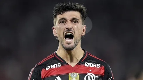 RJ – RIO DE JANEIRO – 22/11/2025 – BRASILEIRO A 2025, FLAMENGO X BRAGANTINO – Arrascaeta jogador do Flamengo comemora seu gol durante partida contra o Bragantino no estadio Maracana pelo campeonato Brasileiro A 2025. Foto: Alexandre Loureiro/AGIF