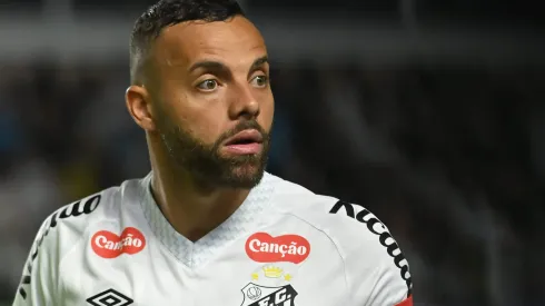 Guilherme, ex-jogador do Santos, durante partida contra o Corinthians no estadio Vila Belmiro pelo campeonato Brasileiro A 2025. Foto: Jota Erre/AGIF