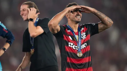 RJ – RIO DE JANEIRO – 03/12/2025 – BRASILEIRO A 2025, FLAMENGO X CEARA – Danilo jogador do Flamengo durante cerimonia de premiacao ao final da partida contra o Ceara no estadio Maracana pela decisao do campeonato Brasileiro A 2025. Foto: Jorge Rodrigues/AGIF