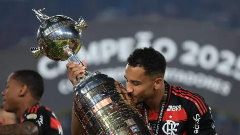 Danilo beijando a taça da Libertadores.