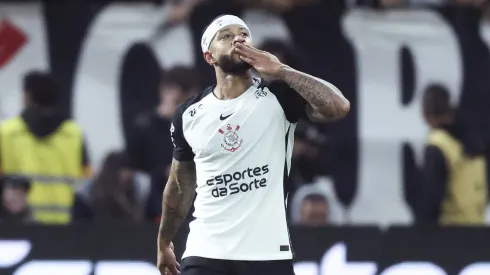 Memphis Depay comemora gol no final da Copa do Brasil.(Photo by Alexandre Schneider/Getty Images)