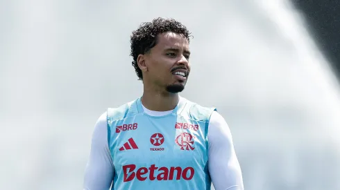 Allan durante treino no Ninho do Urubu